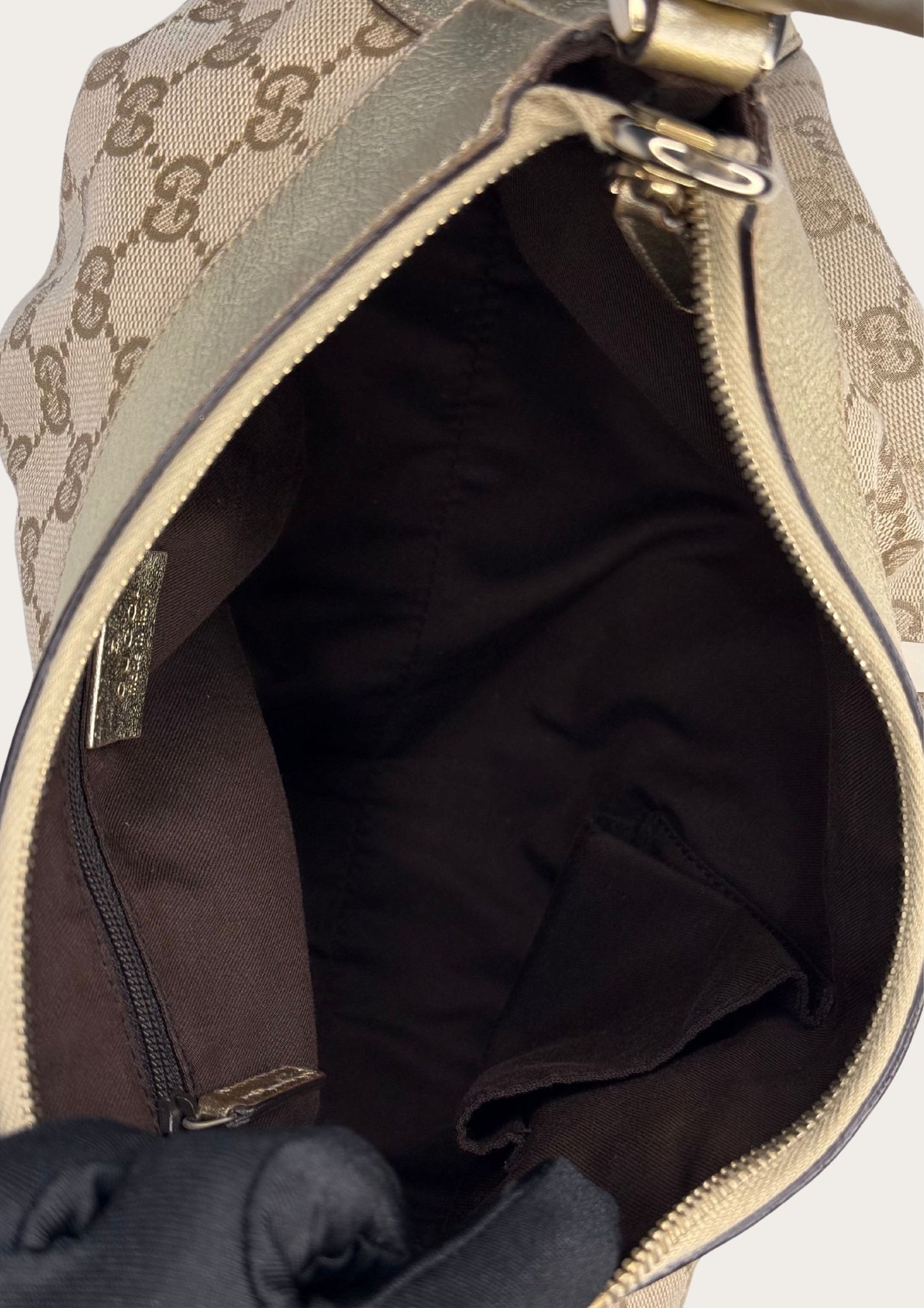 Inside of Pre-owned Gucci Abbey D-ring GG should bag in beige with golden details