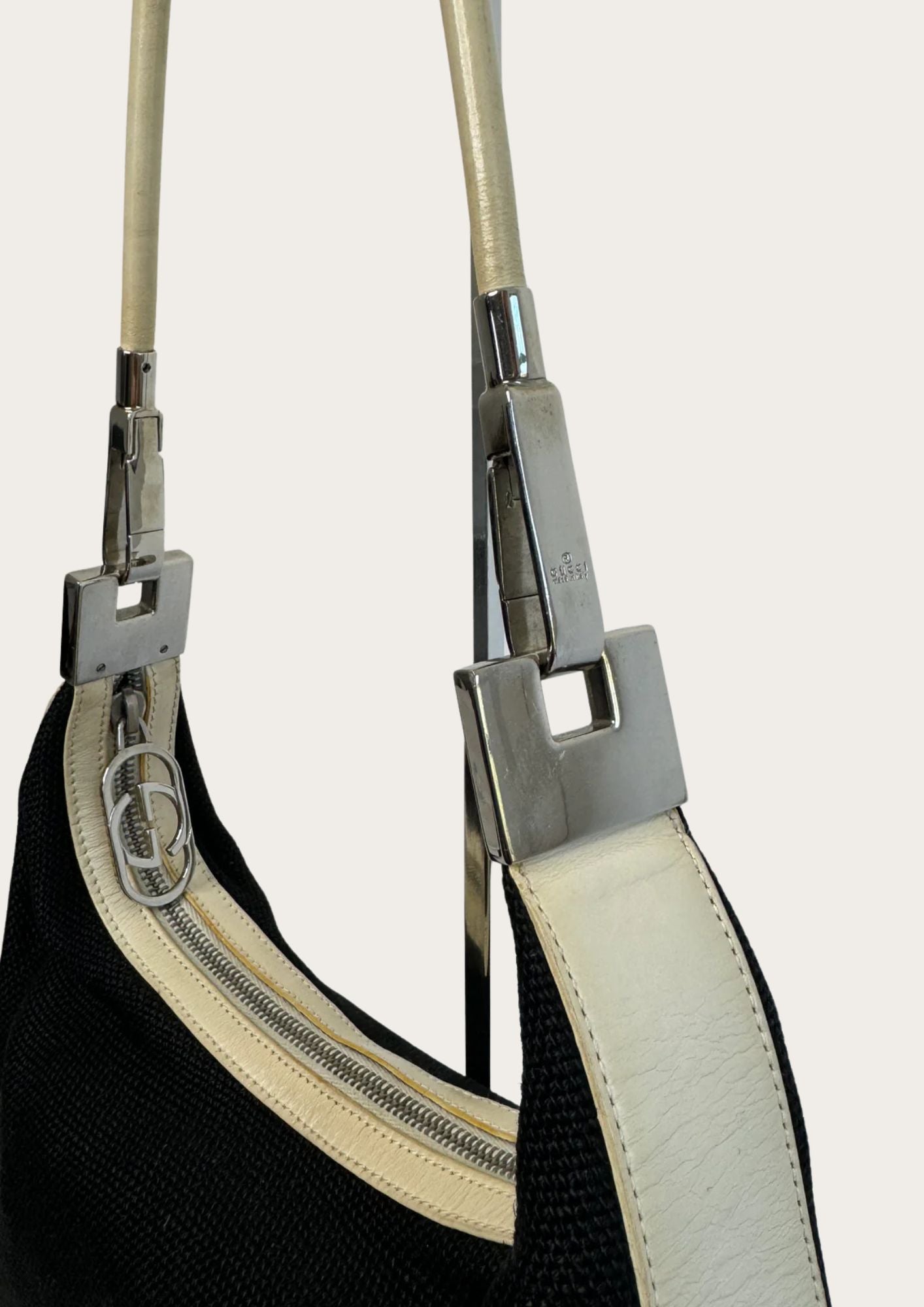 Genuine Gucci shoulder bag in black cloth with beige leather details and silver hardware, details.