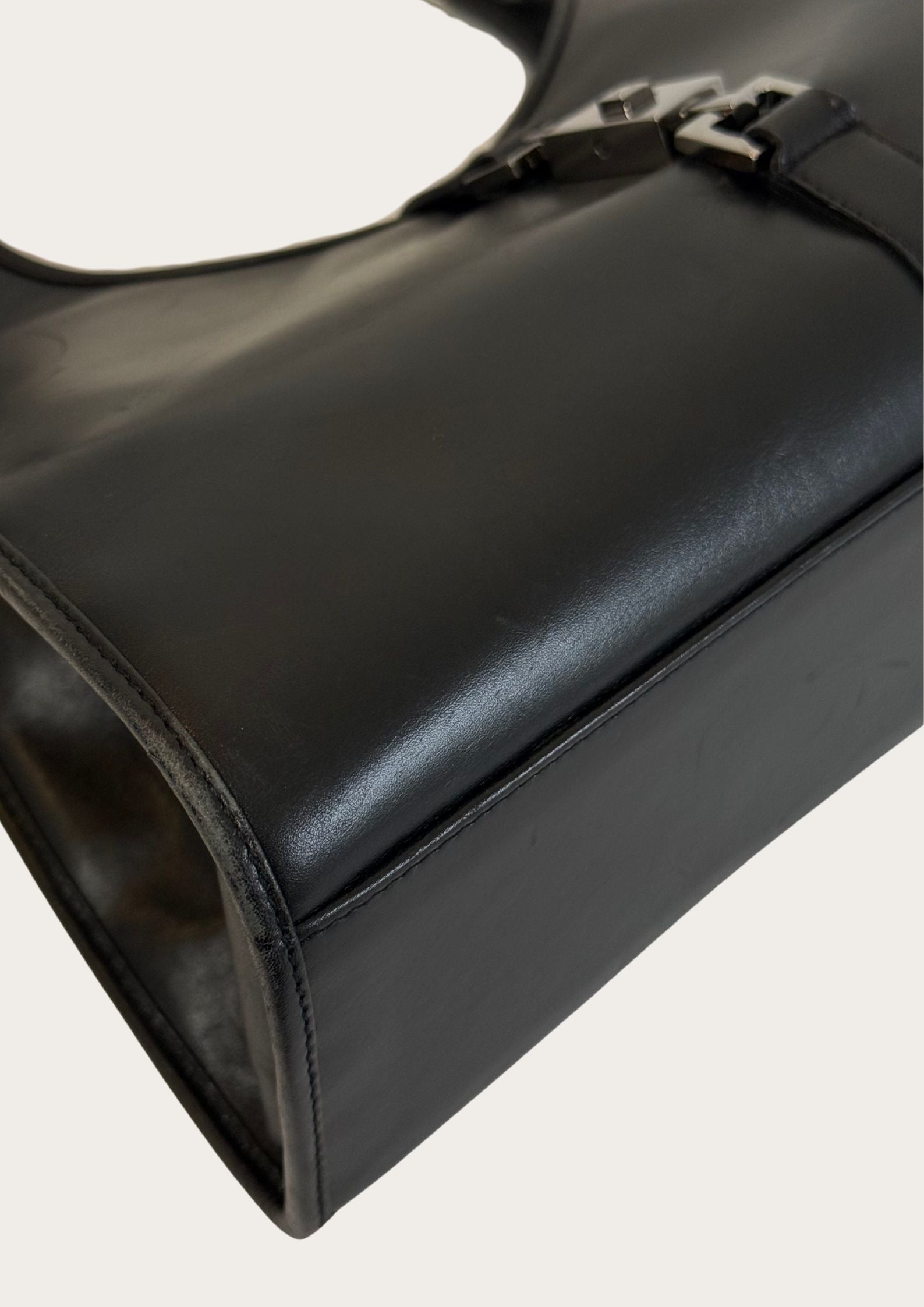 Other corner of Genuine and pre-owned Gucci Jackie Bardot leather bag in black