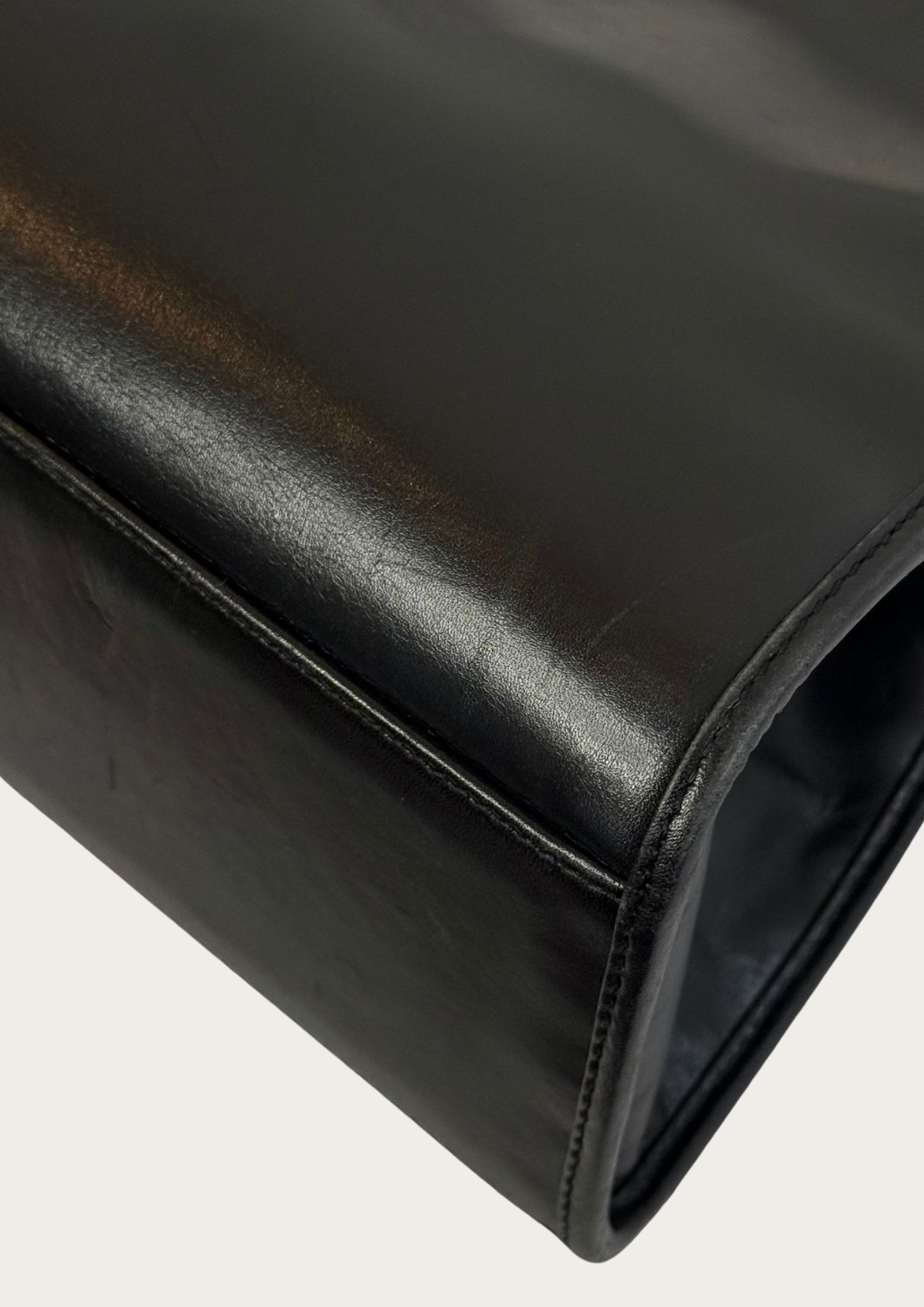 Genuine and pre-owned Gucci Jackie Bardot leather bag in black