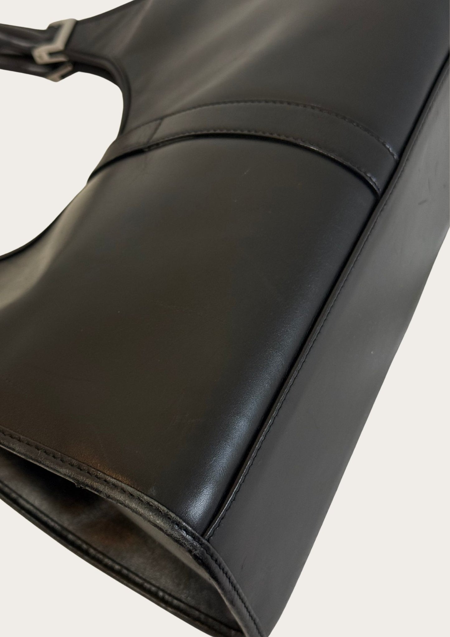 Genuine and pre-owned Gucci Jackie Bardot leather bag in black, detail