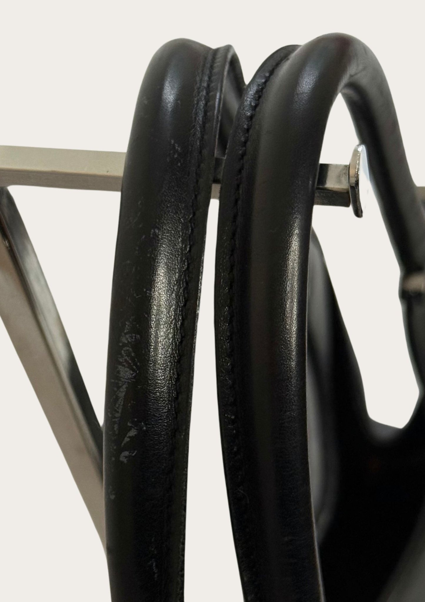 Handles of Genuine and pre-owned Gucci Jackie Bardot leather bag in black