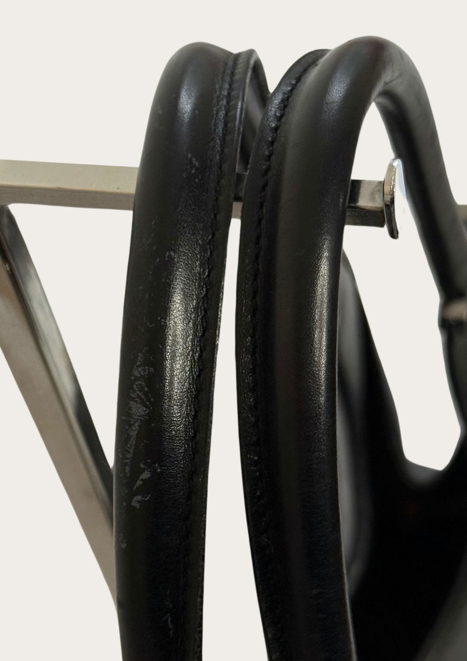 Handles of Genuine and pre-owned Gucci Jackie Bardot leather bag in black