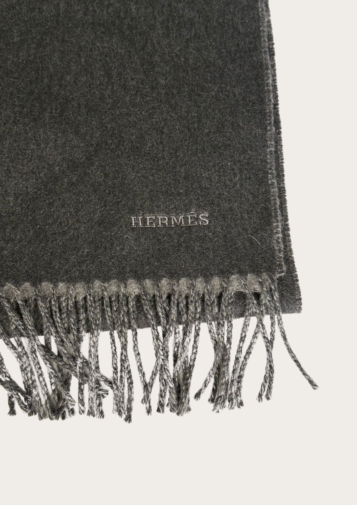 Authentic grey Hermès Cashmere scarf with case