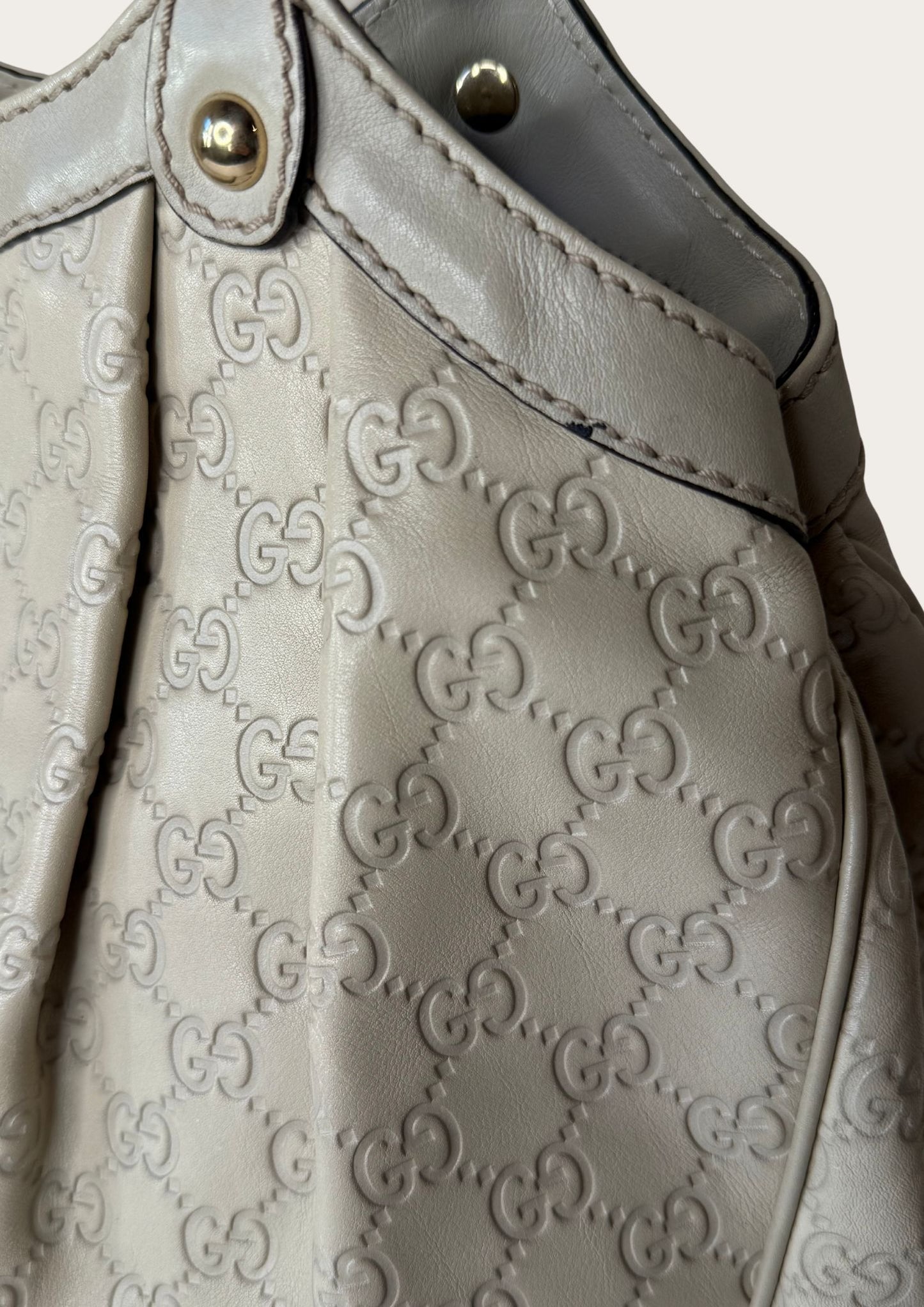 Authentic Gucci Sukey medium bag in beige Guccissima leather