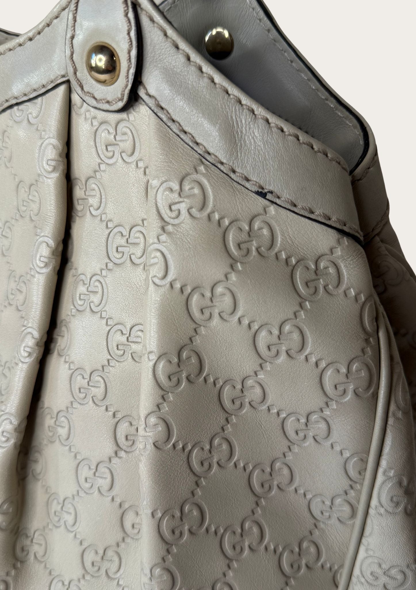 Authentic Gucci Sukey medium bag in beige Guccissima leather