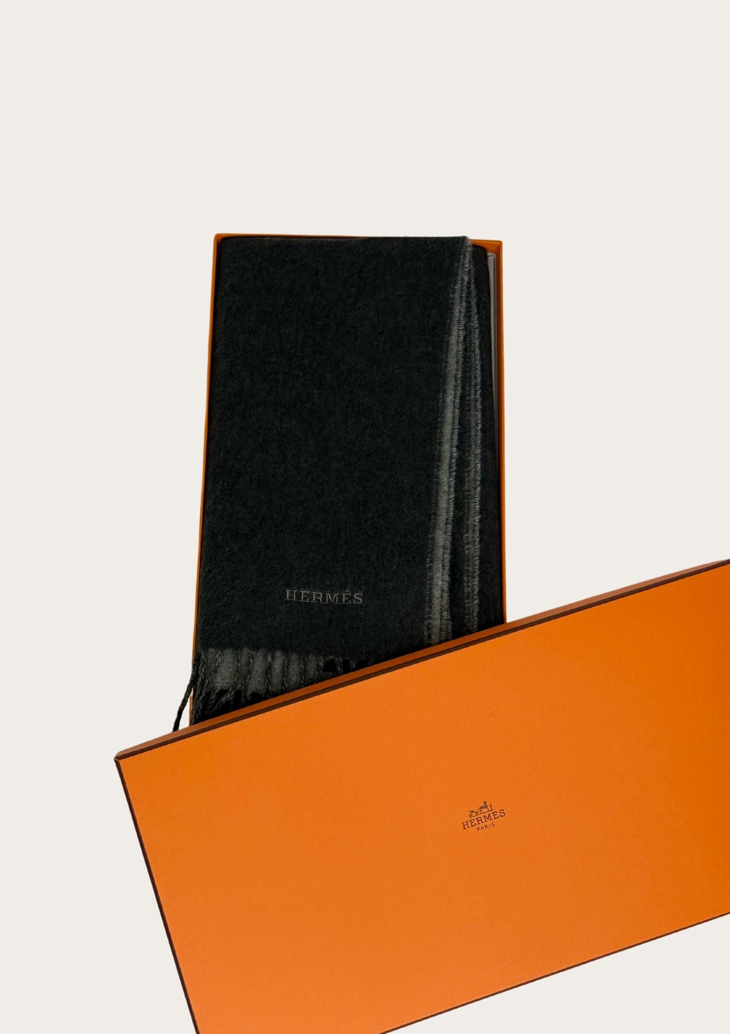 Authentic grey Hermès Cashmere scarf with case