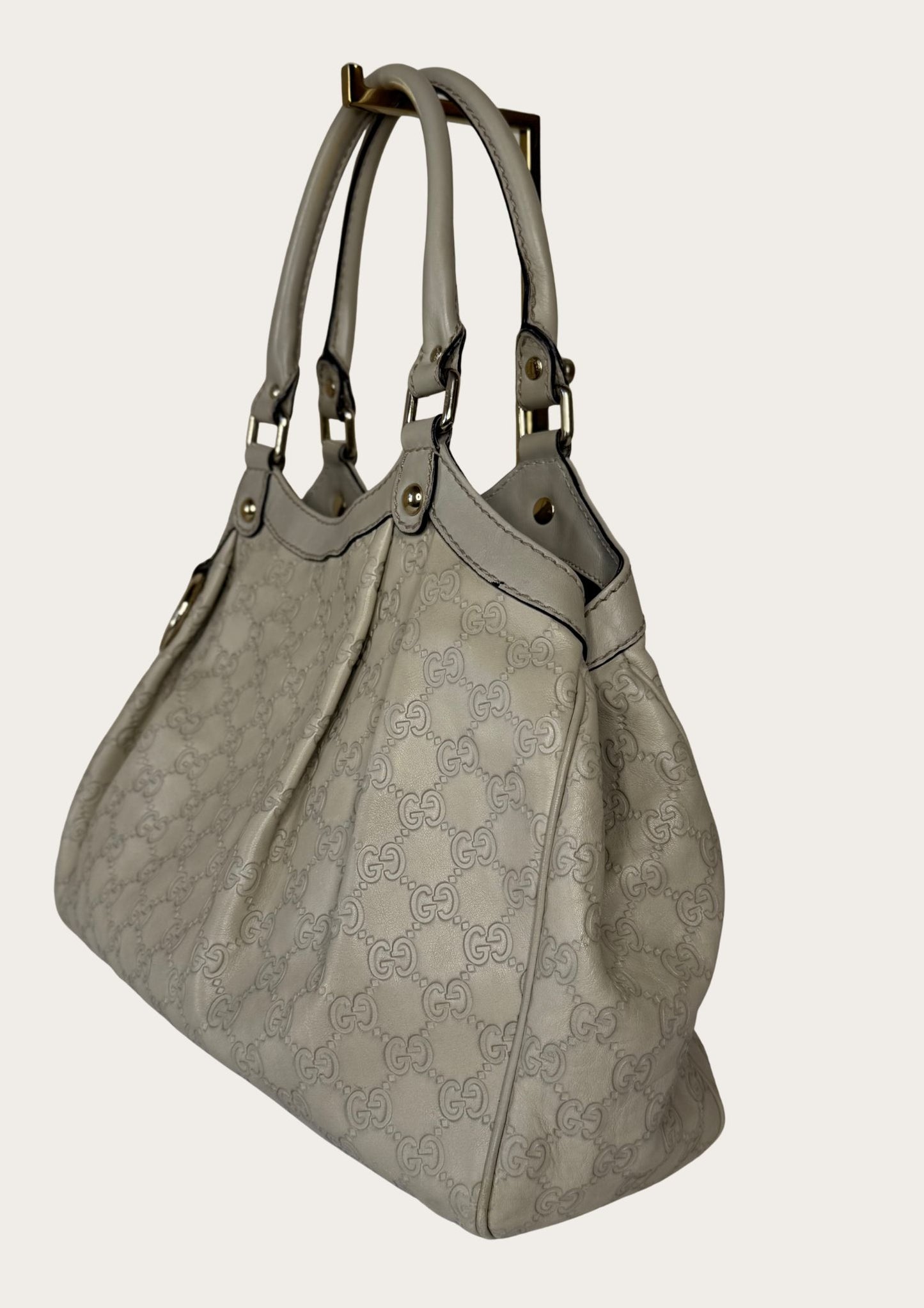 Authentic Gucci Sukey medium bag in beige Guccissima leather