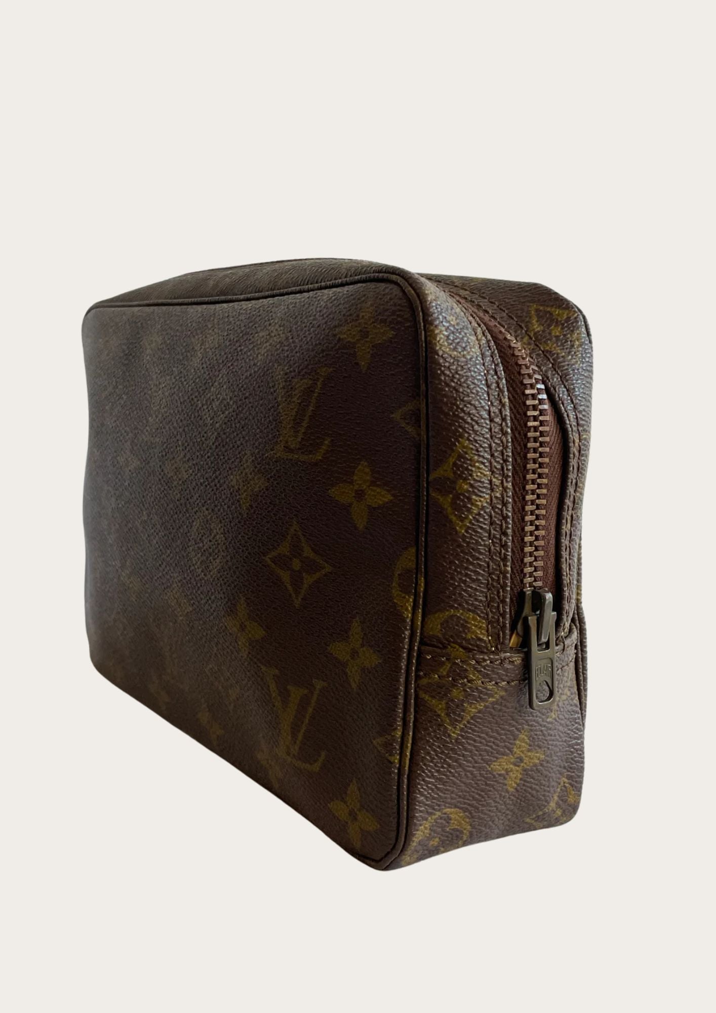 Pre-owned and genuine Louis Vuitton Trousse de Toilette 23