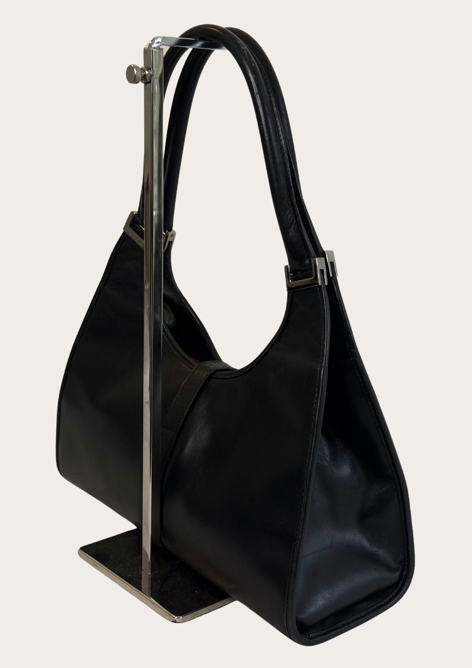 Side of Genuine and pre-owned Gucci Jackie Bardot leather bag in black