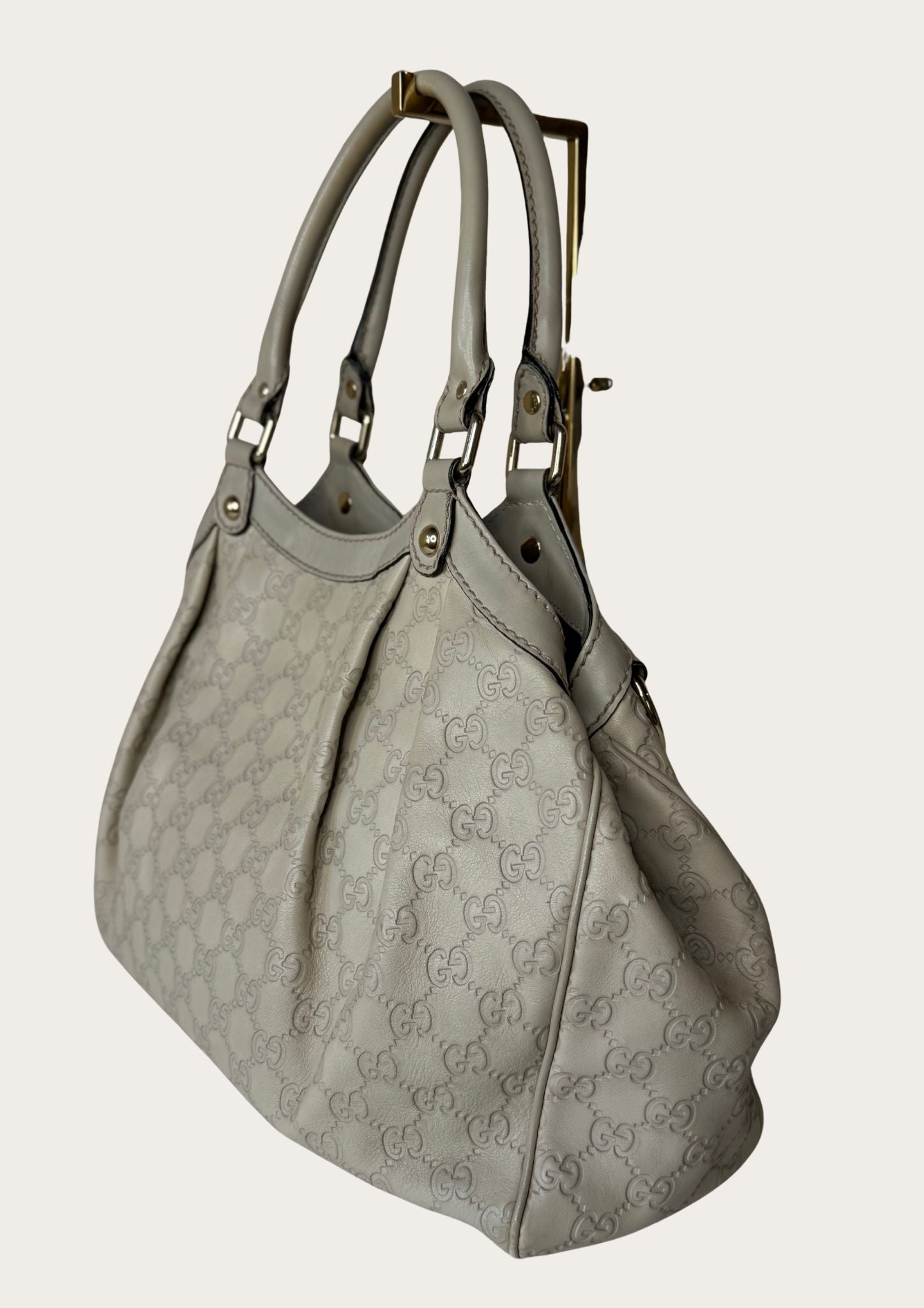 Authentic Gucci Sukey medium bag in beige Guccissima leather