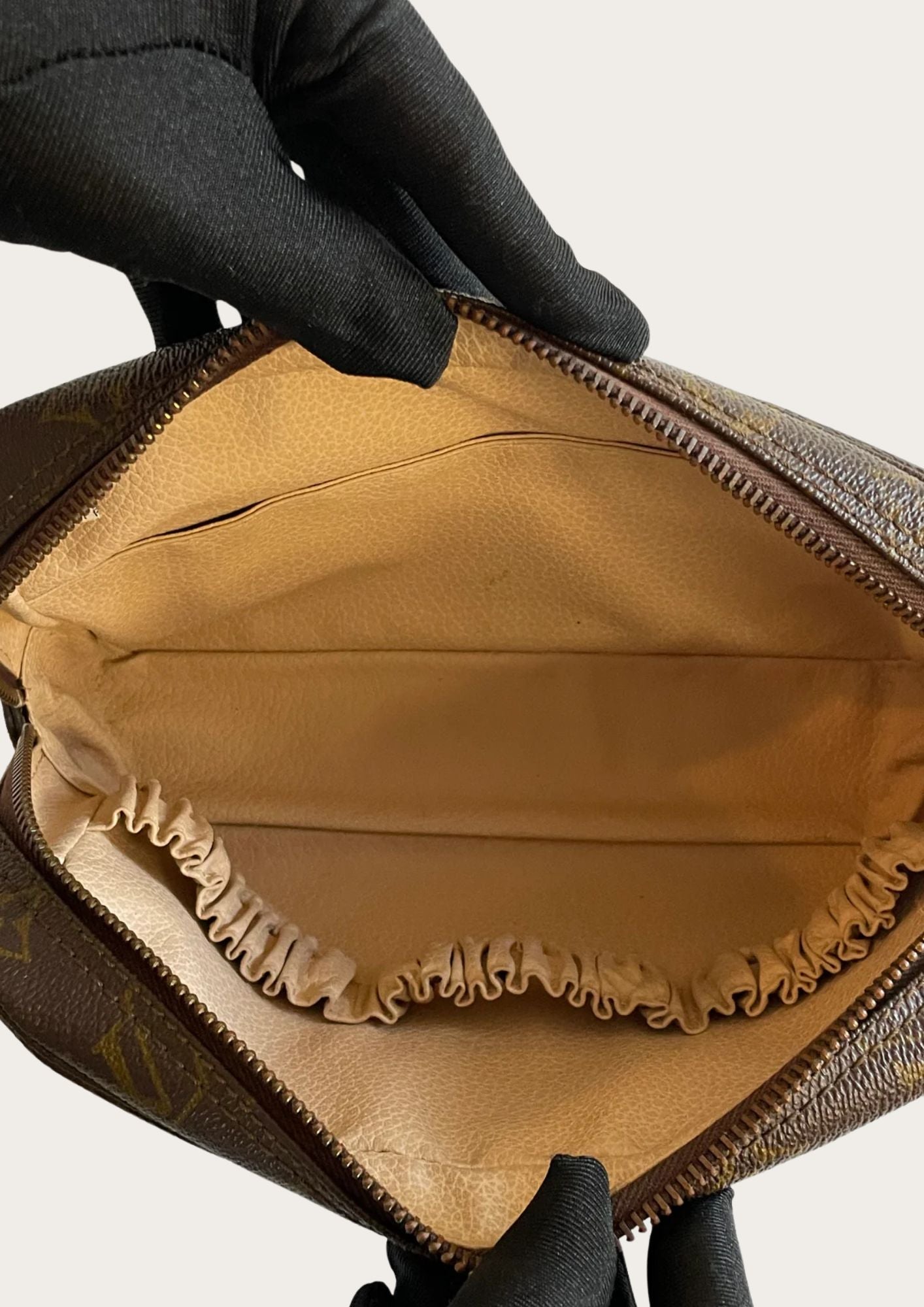 Louis Vuitton Trousse de Toilette 23, vintage and authentic. Inside 