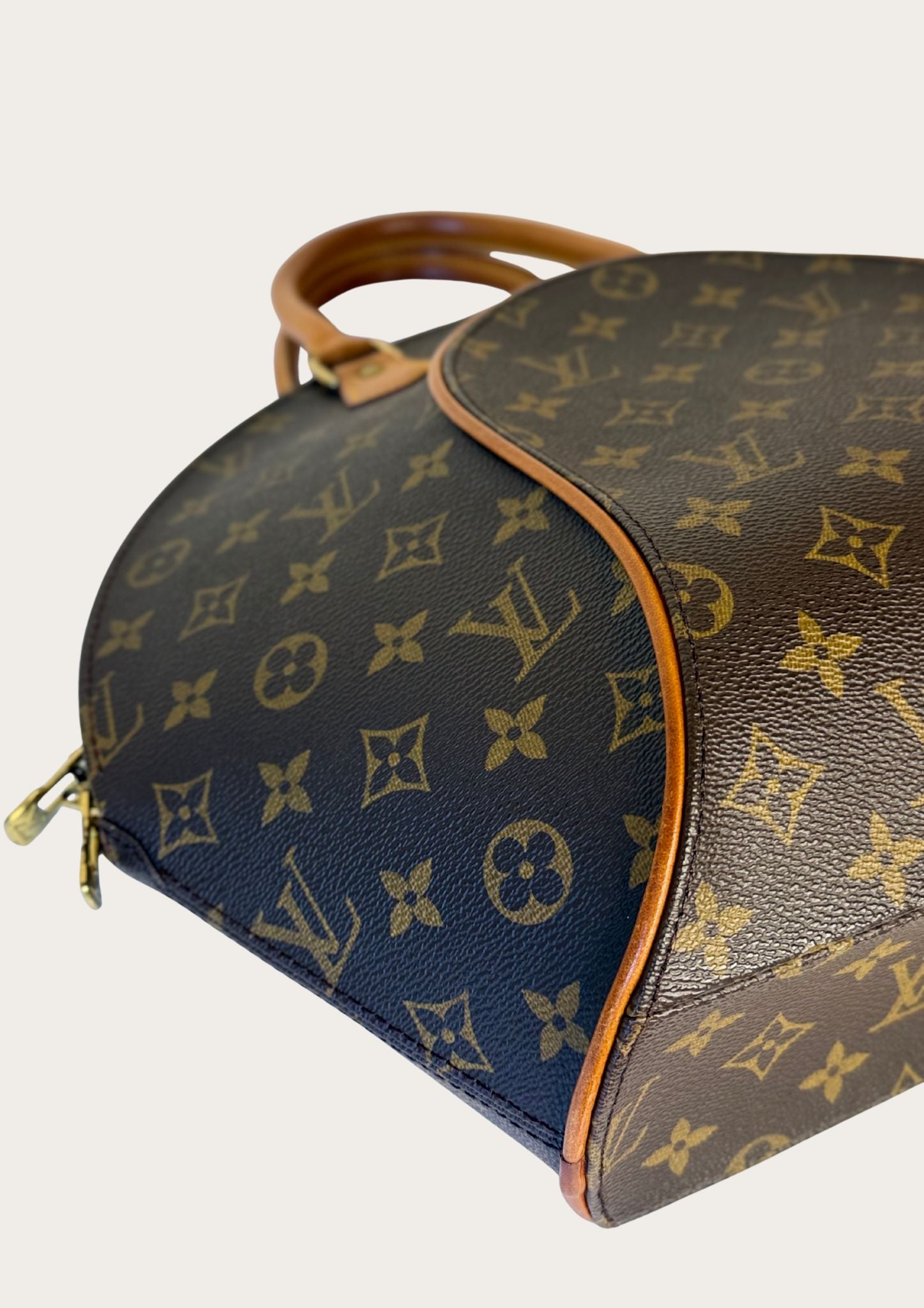 Vintage and authentic Louis Vuitton Ellipse MM handbag
