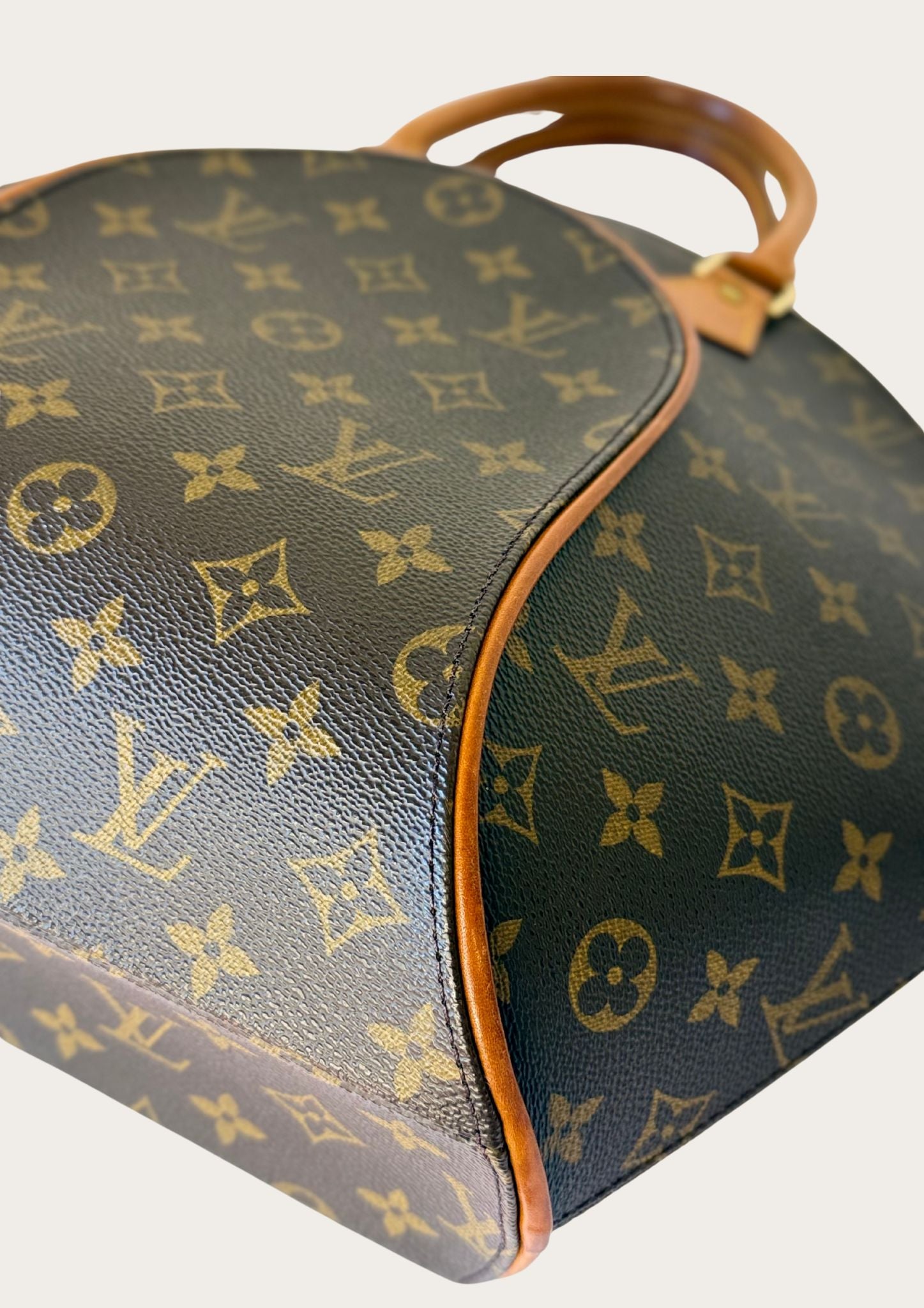 Vintage and authentic Louis Vuitton Ellipse MM handbag