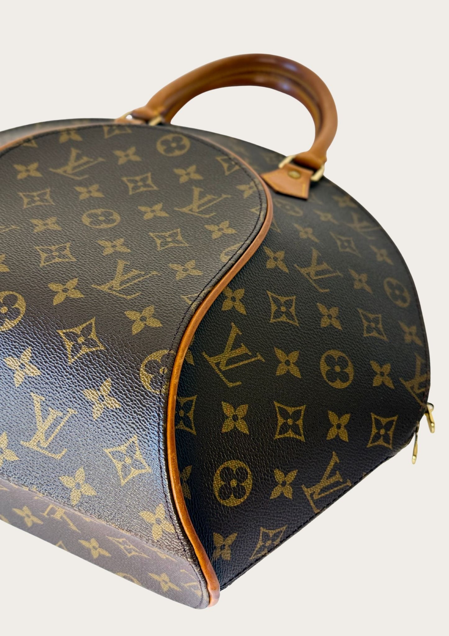 Vintage and authentic Louis Vuitton Ellipse MM handbag