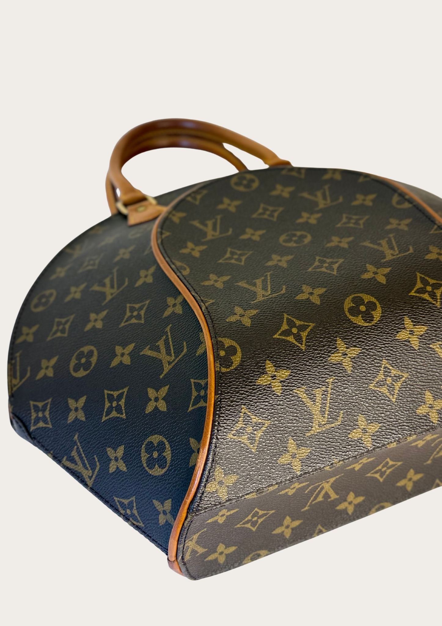 Vintage and authentic Louis Vuitton Ellipse MM handbag