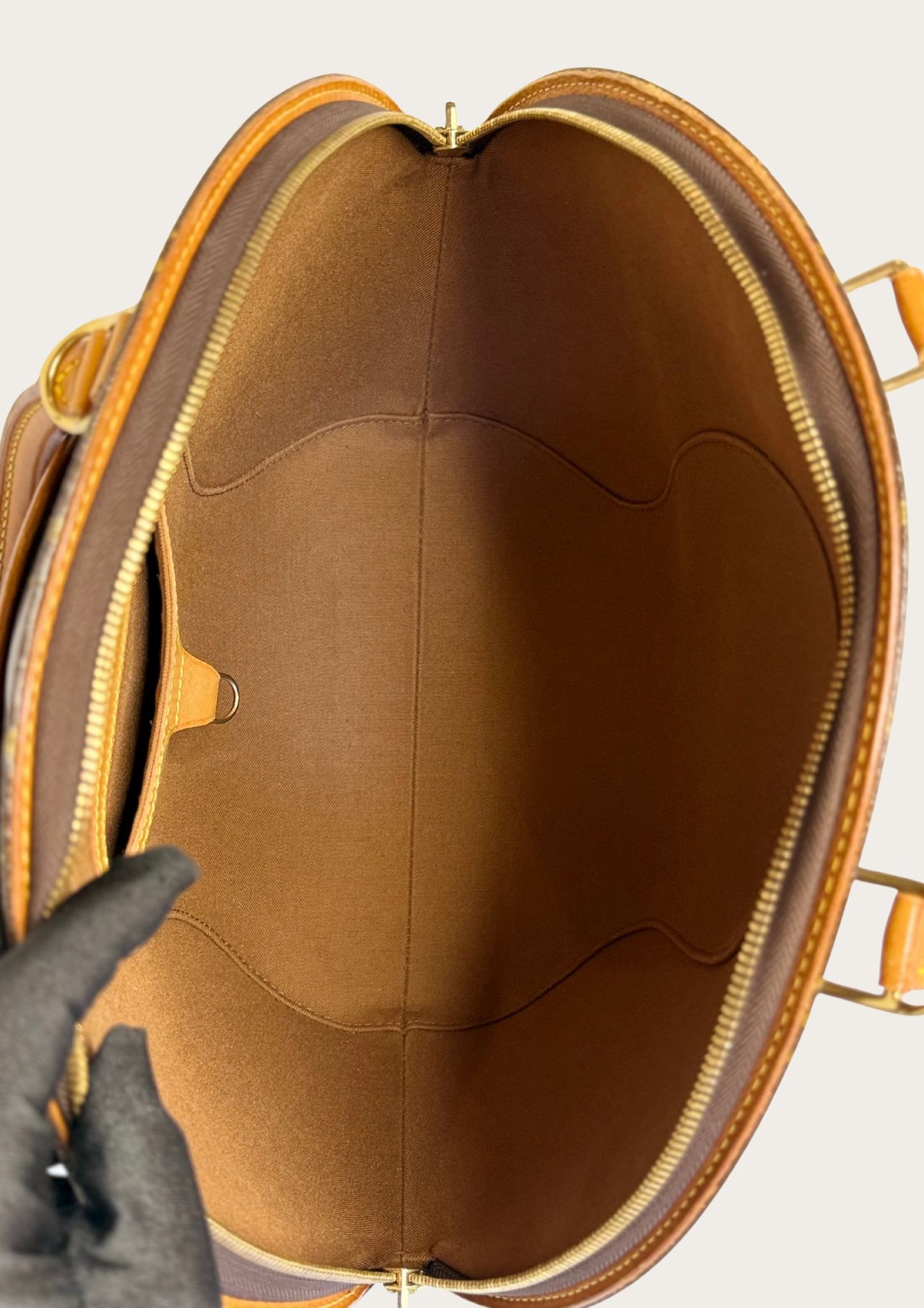 Vintage and authentic Louis Vuitton Ellipse MM handbag