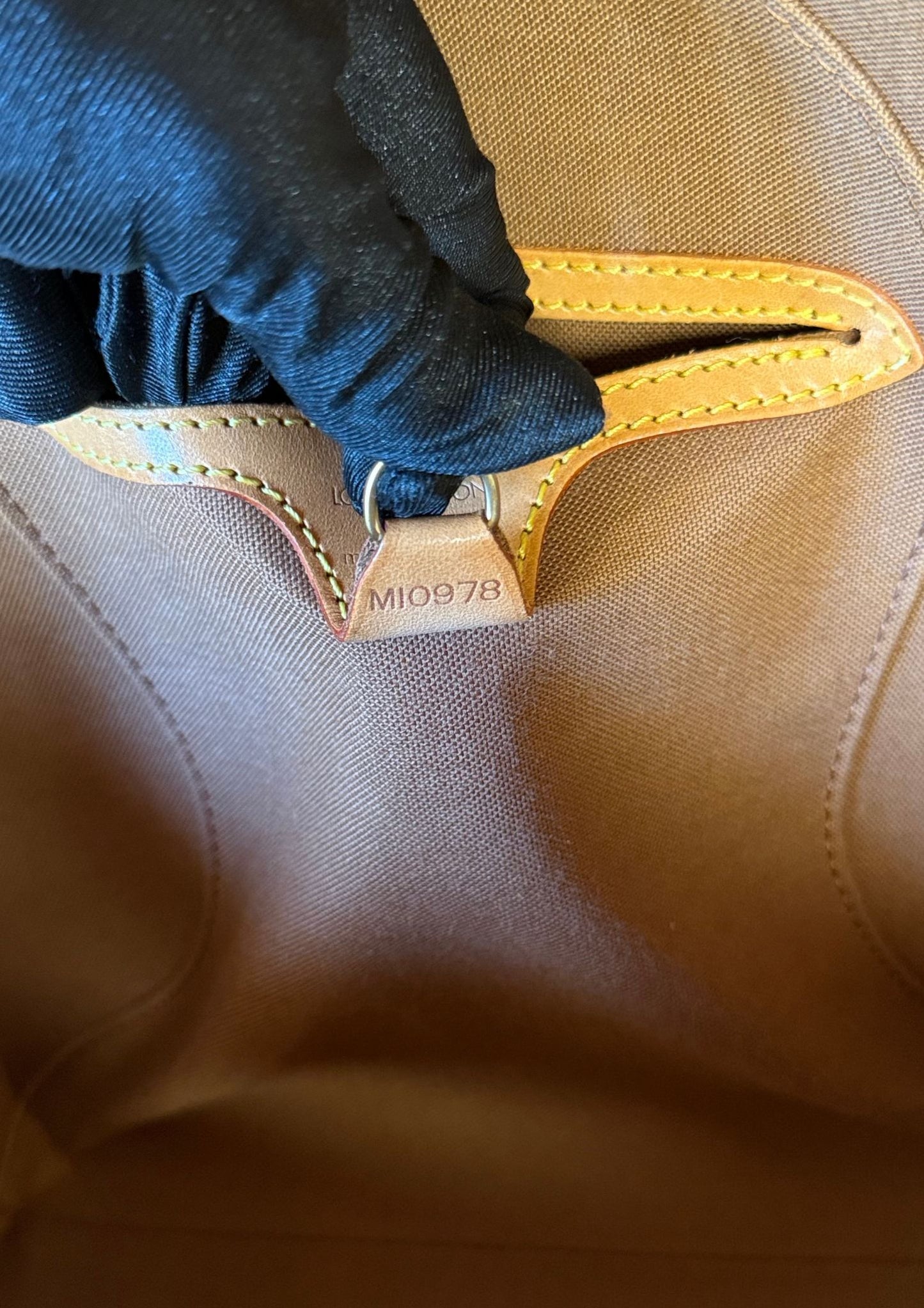 Vintage and authentic Louis Vuitton Ellipse MM handbag