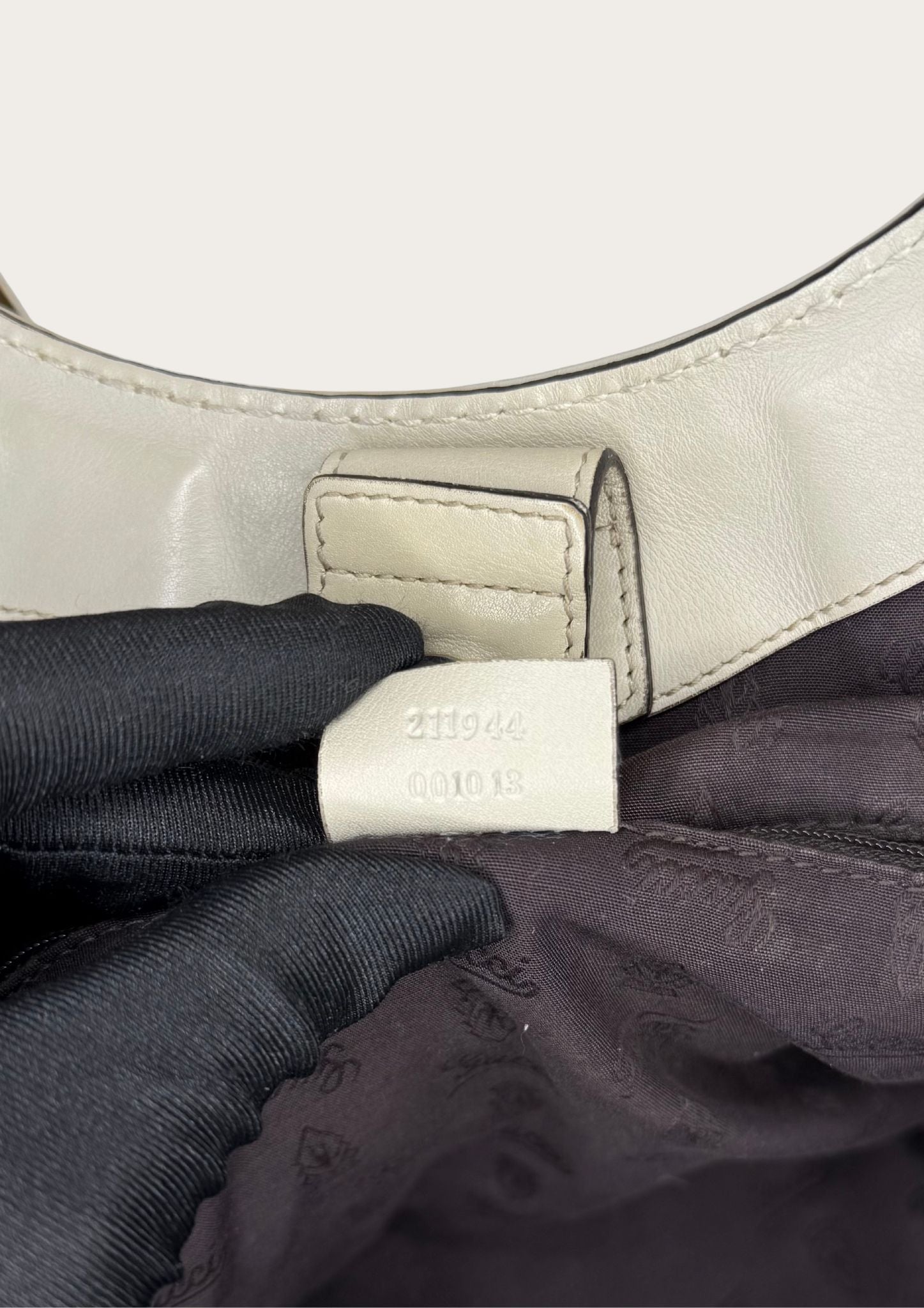 Authentic Gucci Sukey medium bag in beige Guccissima leather